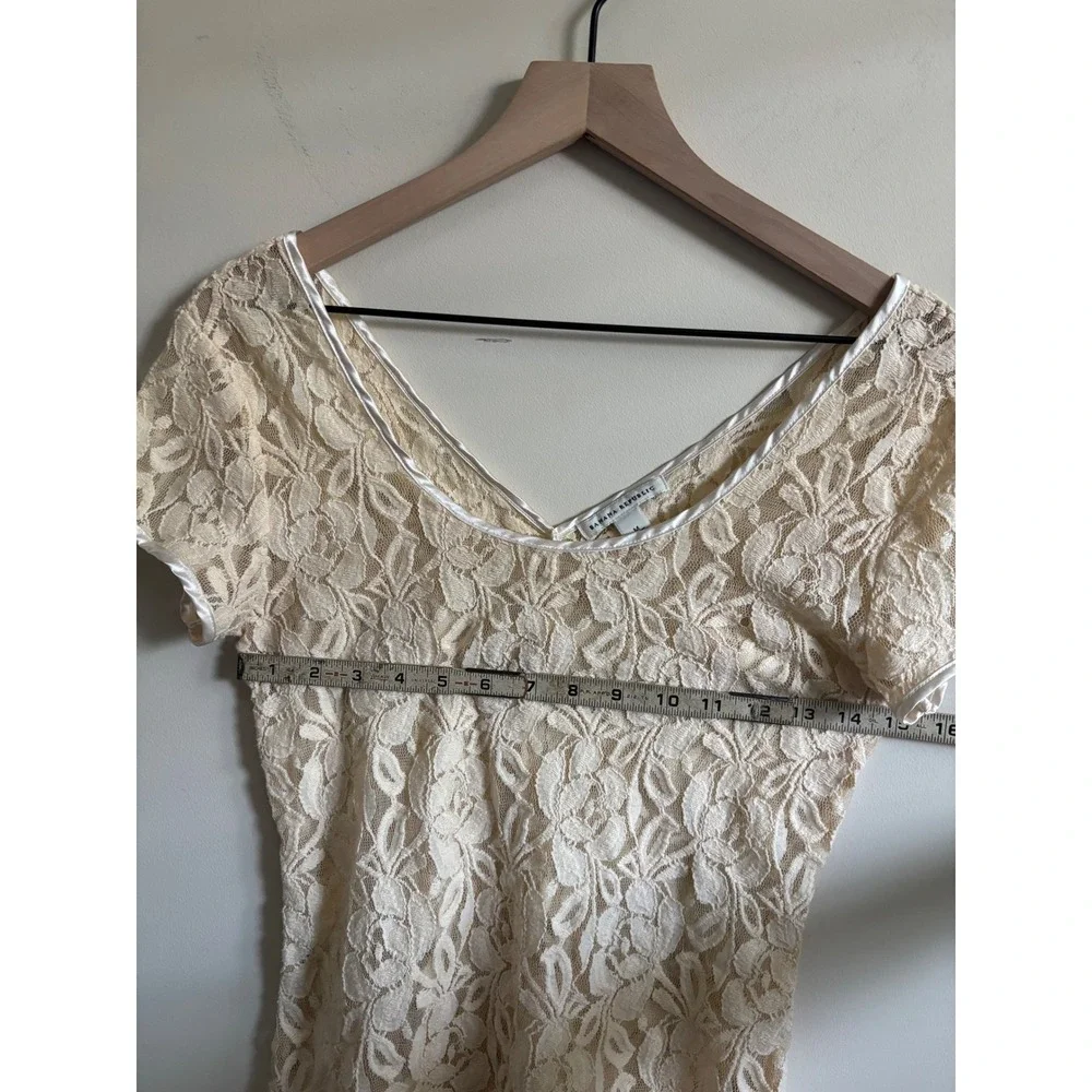 Banana Republic Cream Floral Lace V-Neck Short Sleeve Top Satin Trim Size Medium